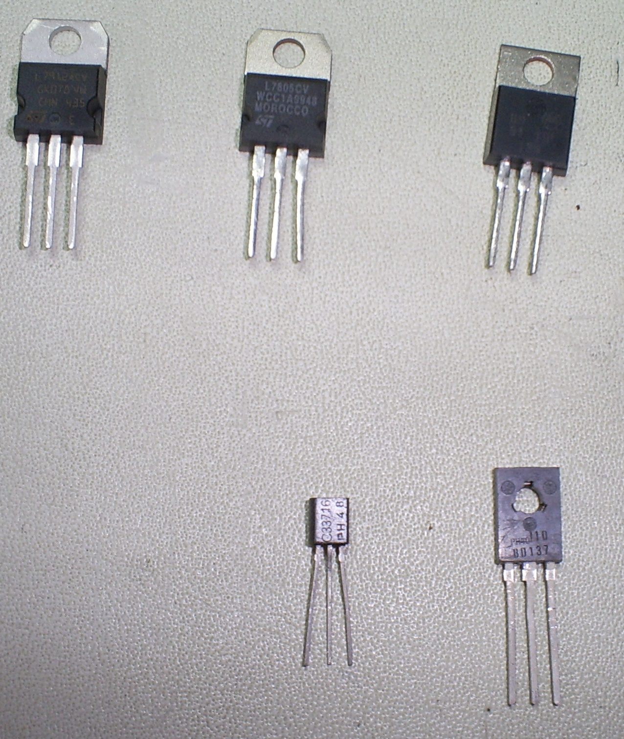 Spanningsregelaar en transistoren voor Audio reparatie