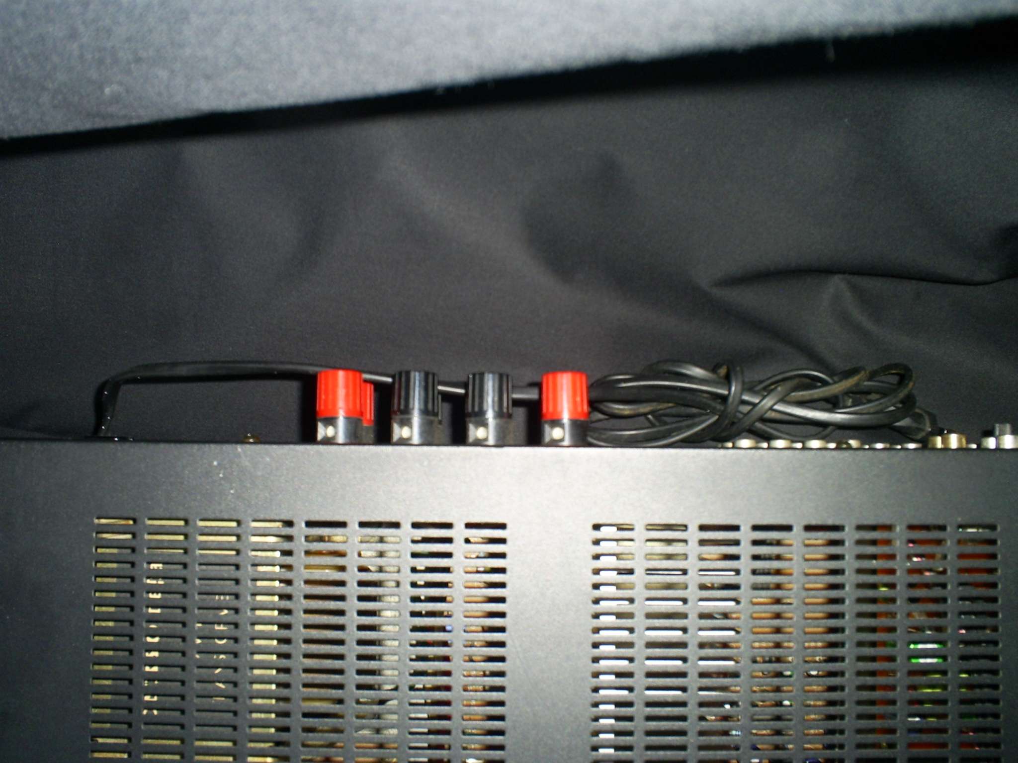 Audiotoestel Stap 2 Bij versterker: speakerconnectoren vastdraaien