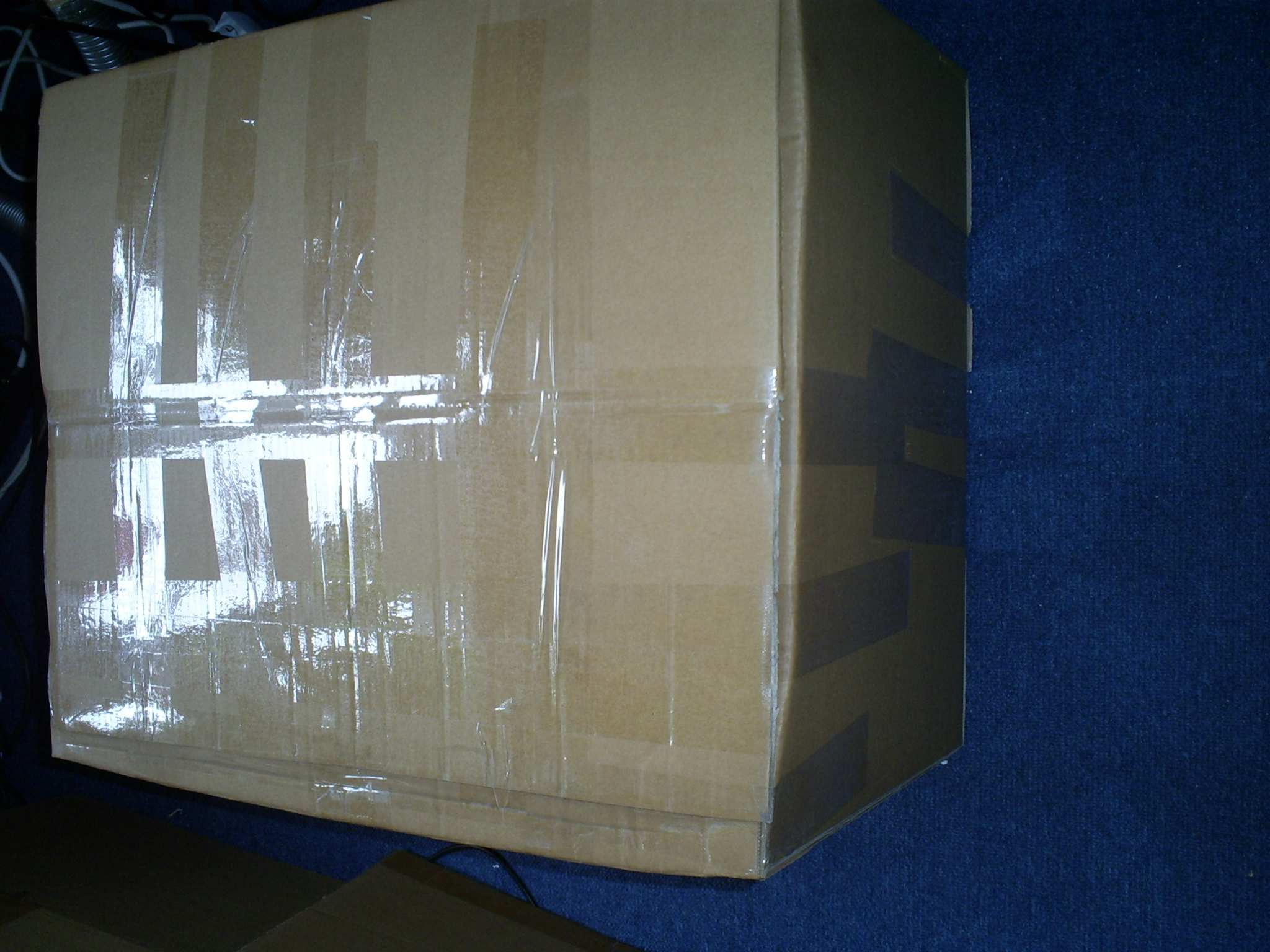 Inpakken Een dicht geplakte (ingekorte) doos